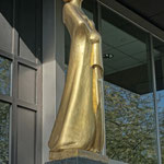 Eine der vier Abgüsse von Gerhard Marcks (1889-1981) blattvergoldeten Bronzeskulptur "Fortuna" aus dem Jahr 1952, steht in Dortmund vor der Deutsche Bundesbank Filiale Dortmund
