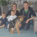 Hope hat sich in Hannes verwandelt und ist zum Mitglied einer netten Familie geworden