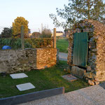 Terrasse Nord, petit espace de verdure au pied du puits.