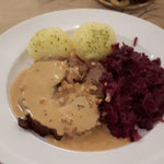 Braten mit Rotkohl und Knödel