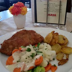 Schnitzel mit Gemüse und Bratkartoffeln