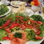 Salatteller mit Lachs