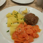 Frikadelle mir Möhrengemüse und Salzkartoffeln 