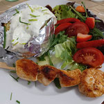 Folienkartoffel mit Fleischspieß und Beilage Salat