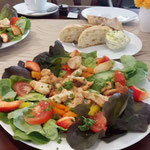 Salatteller mit Hühnchen-Bruststreifen, Brot und Kräuterbutter