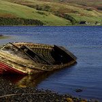 Fischerboot in einer Bucht auf Skye