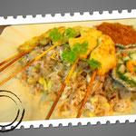 Satay Spiessli auf gebratenen Reis
