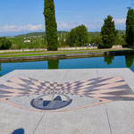 Gardasee: Sonnenuhr im Park Sigurta Italien