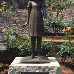 庭に立つアンネ・フランクの像。