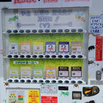 仙台のとある店先で見つけた「昆虫食」自販機。買って食べるにはあまりにも抵抗があります。 (県連事務局)
