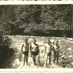 Raimund, Ernst, Anneliese und Sepp beim "Schwimmen" in der Saalach