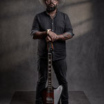 Stefan Siwabessy - gitarist & bandleader waylon.