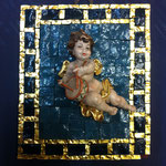 24A - Quadretto con Angelo in legno scolpito a mano che suona il tamburo su mosaico azzurro profilato con vernice in oro zecchino 
