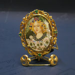 2o - Spilla-ciondolo Miniatura dipinta a mano su avorio lavorazione madrevitato in oro e smeraldi