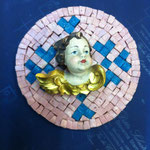 27A - Quadretto con angelo in legno scolpito a mano su mosaico rosa e decorazioni azzurre