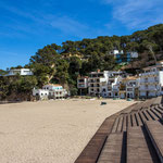 Heller Sand und weiße Häuser - der Strand von Sa Riera.