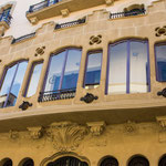 Katalanischer Jugendstil: Casa Bau. Erbaut nach den Plänen des Architekten Josep Plantada. Er erbaute es für den Olivenölprodzuzenten Josep Bau, der Olivenöl aus Tortosa nach Südamerika exportierte und dadurch sehr wohlhabend wurde.