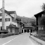 Vor der Sanierung der Staatsstrasse 1968 (mit Staubkamin und Wasserradhaus)