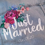 just married met bloemen op jeansjasje voor bruid