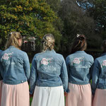 alle bruidsmeisjes in bedrukt spijkerjasjes, zo leuk van aim your wedding