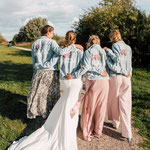 bruidsmeisjes bruidsquad met hetzelfde spijkerjasje