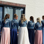 alle bruidsmeisjes en bruidspaar in gepersonaliseerde spijkerjasjes aim