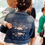 Exclusief ontwerp op spijkerjasje bruid, aim your wedding