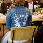 hippe bruid draagt spijkerjasje tijdens diner buiten, aim your wedding