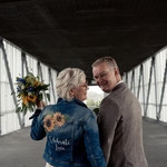 zonnebloemen op spijkerjasje oudere bruid, aim your wedding