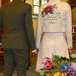 gelovige bruid draagt spijkerjasje met opdruk, aim your wedding