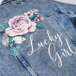 lucky girl, tekst op spijkerjasje, verrassing, aim your wedding