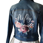 wifey et bloemen voor bruid op haar spijkerjasje gedrukt, aim your wedding