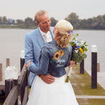 favoriete bloemen op spijkerjasje van bruid, aim your wedding