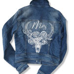 getekende skull op spijkerjasje als cadeau voor western bruid, aim your wedding