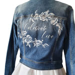 witte bedrukking op spijkerjasje met kalligrafie, aim your wedding