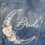 bride op spijkerjasje en bloemcompositie tof idee, aim your wedding