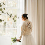 licht jasje met bloemen van aim your wedding