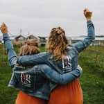 ondernemers met spijkerjasje met eigen logo