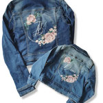 bruid en bruidsmeisje samen in spijkerjasje met design van aim your wedding