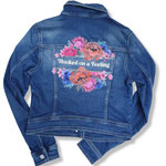 vrolijke bloemen op spijkerjasje voor bohemian bruid