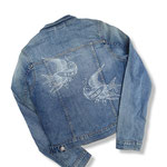 bruidswinkel adviseert gepersonaliseerd bruidsspijkerjasje van aim your wedding