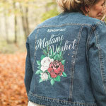 eigen achternaam op spijkerjasje gedrukt voor moderne oudere bruid, aim your wedding