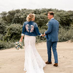 Waar koop ik bijzonder spijkerjasje voor bruiloft? Bij Sabrina Aim your wedding