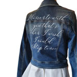 gekalligrafeerde tekst op spijkerjasje, een gedicht, aim your wedding