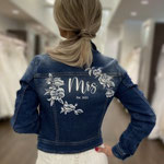 mrs spijkerjasje op trouwjurk, mooi cadeau bruid, aim your wedding