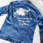 bloemen op spijkerjasje voor moderne bruid, voor buiten trouwen