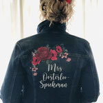 mrs met nieuwe achternaam op jeansjasje voor belgische bruid van aim your wedding