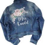 mrs spijkerjasje met bloemen als bruidscadeau van aim your wedding