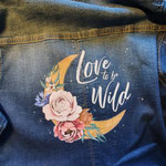 maan met bloemen op spijkerjasje, aim your wedding