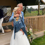 oudere bruid hip in spijkerjasje met zonnebloemen en tekst, aim